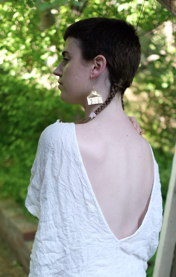 Quilted Triangle S Earrings in Gold